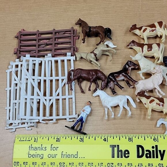 1 1/5" plastic farm animals 30+ - Picture 4 of 4